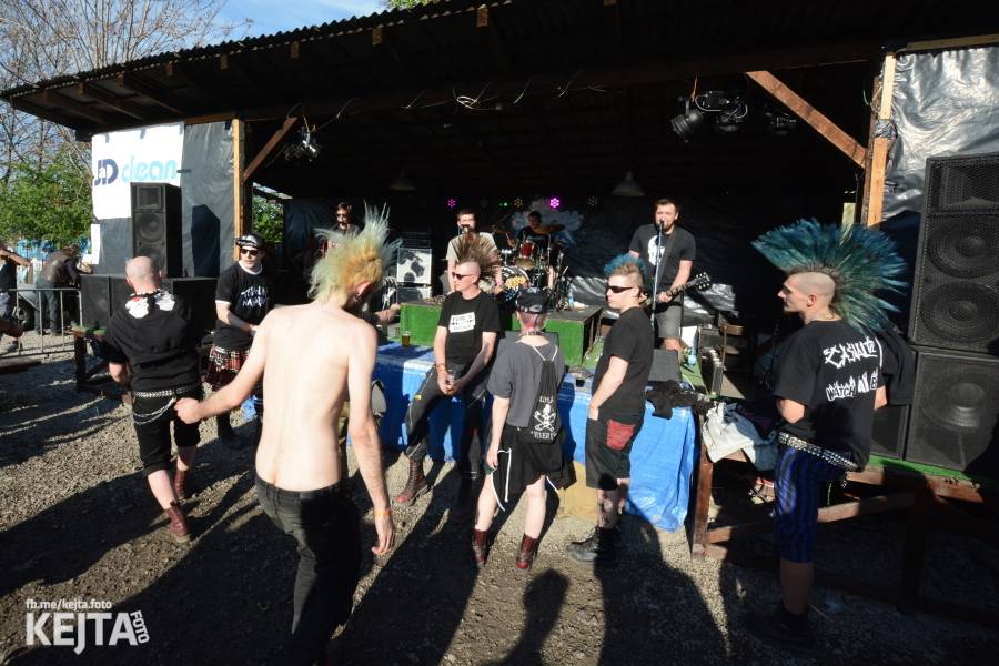 Punkový Číro Fest: Přehlídka barevných vlasů pokračovala i druhý den. Hráli Plexis nebo S-T-K