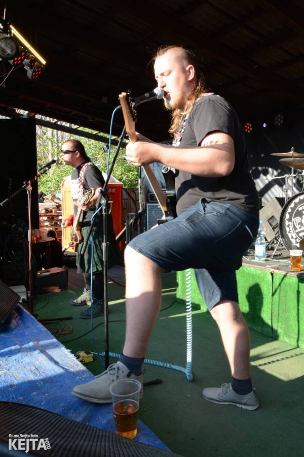 Punkový Číro Fest: Přehlídka barevných vlasů pokračovala i druhý den. Hráli Plexis nebo S-T-K