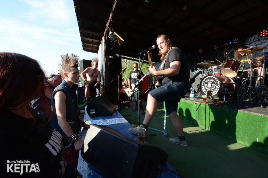 Punkový Číro Fest: Přehlídka barevných vlasů pokračovala i druhý den. Hráli Plexis nebo S-T-K