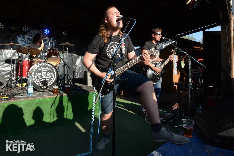 Punkový Číro Fest: Přehlídka barevných vlasů pokračovala i druhý den. Hráli Plexis nebo S-T-K