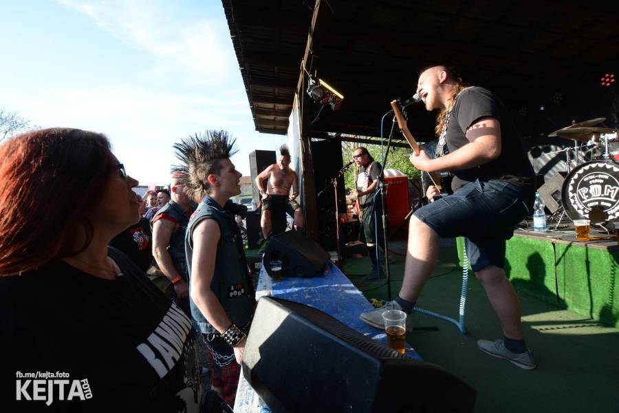 Punkový Číro Fest: Přehlídka barevných vlasů pokračovala i druhý den. Hráli Plexis nebo S-T-K