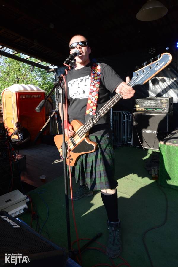 Punkový Číro Fest: Přehlídka barevných vlasů pokračovala i druhý den. Hráli Plexis nebo S-T-K