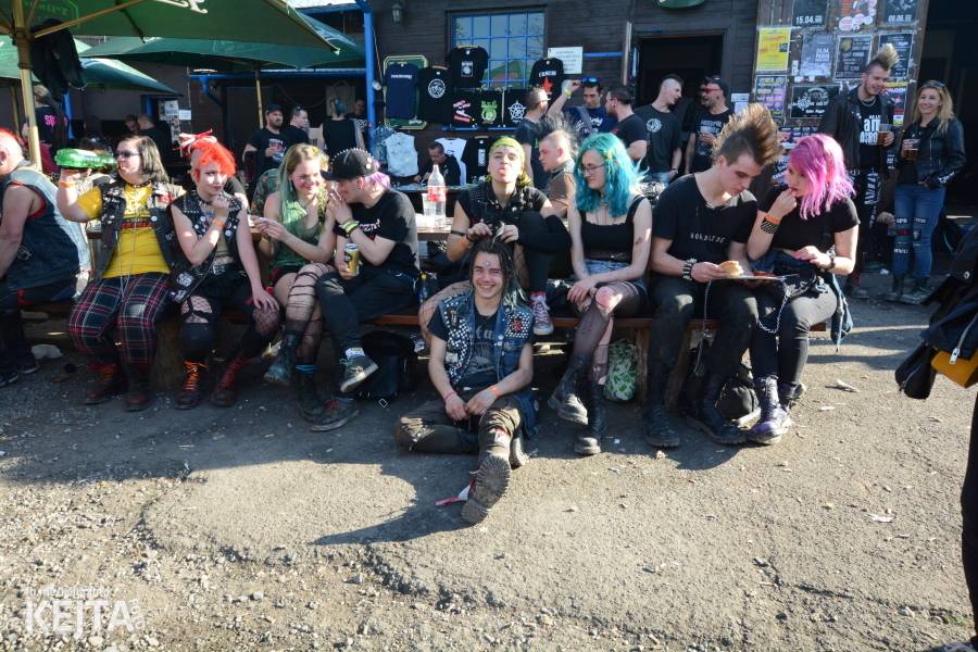 Punkový Číro Fest: Přehlídka barevných vlasů pokračovala i druhý den. Hráli Plexis nebo S-T-K