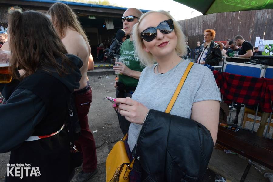 Punkový Číro Fest: Přehlídka barevných vlasů pokračovala i druhý den. Hráli Plexis nebo S-T-K