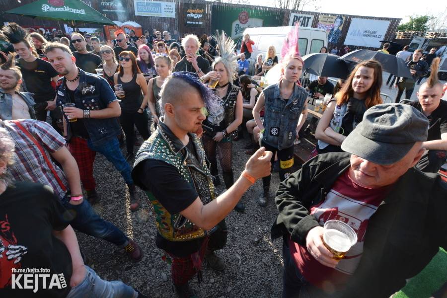 Punkový Číro Fest: Přehlídka barevných vlasů pokračovala i druhý den. Hráli Plexis nebo S-T-K