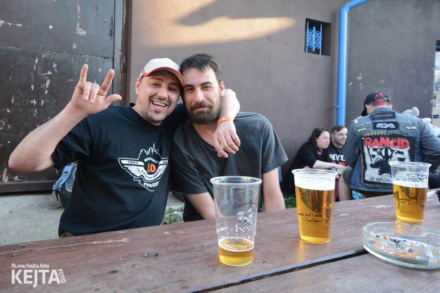 Punkový Číro Fest: Přehlídka barevných vlasů pokračovala i druhý den. Hráli Plexis nebo S-T-K