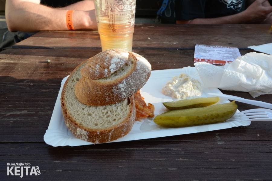 Punkový Číro Fest: Přehlídka barevných vlasů pokračovala i druhý den. Hráli Plexis nebo S-T-K