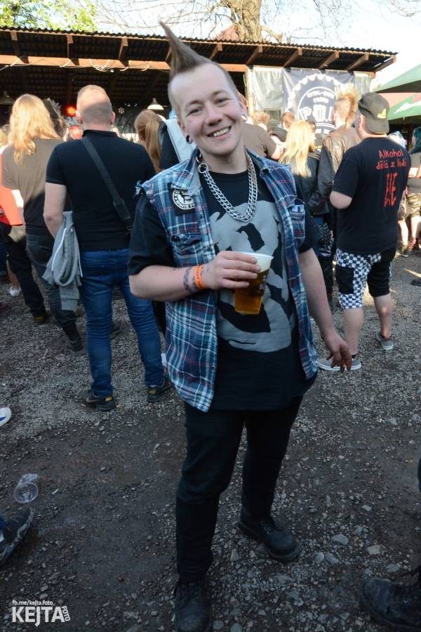 Punkový Číro Fest: Přehlídka barevných vlasů pokračovala i druhý den. Hráli Plexis nebo S-T-K