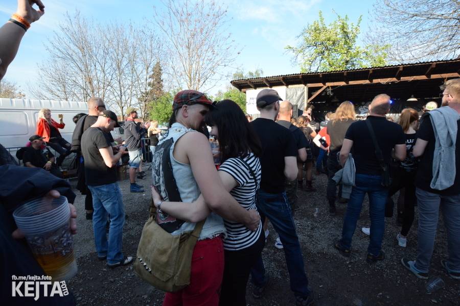 Punkový Číro Fest: Přehlídka barevných vlasů pokračovala i druhý den. Hráli Plexis nebo S-T-K