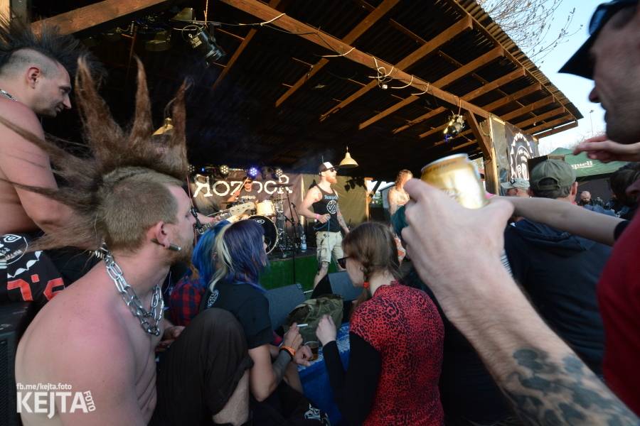 Punkový Číro Fest: Přehlídka barevných vlasů pokračovala i druhý den. Hráli Plexis nebo S-T-K