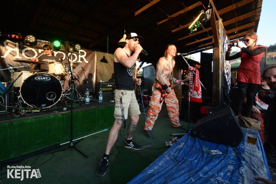 Punkový Číro Fest: Přehlídka barevných vlasů pokračovala i druhý den. Hráli Plexis nebo S-T-K