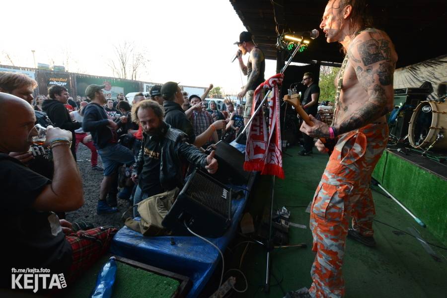 Punkový Číro Fest: Přehlídka barevných vlasů pokračovala i druhý den. Hráli Plexis nebo S-T-K