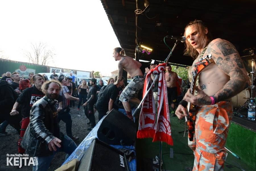 Punkový Číro Fest: Přehlídka barevných vlasů pokračovala i druhý den. Hráli Plexis nebo S-T-K