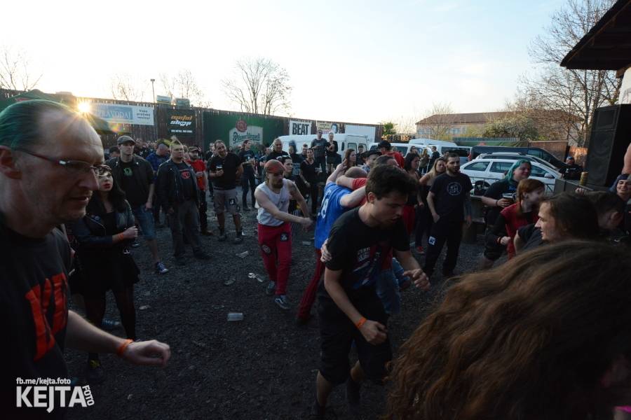 Punkový Číro Fest: Přehlídka barevných vlasů pokračovala i druhý den. Hráli Plexis nebo S-T-K