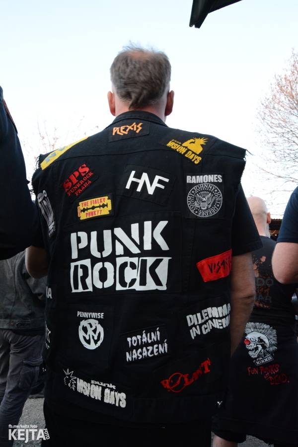 Punkový Číro Fest: Přehlídka barevných vlasů pokračovala i druhý den. Hráli Plexis nebo S-T-K