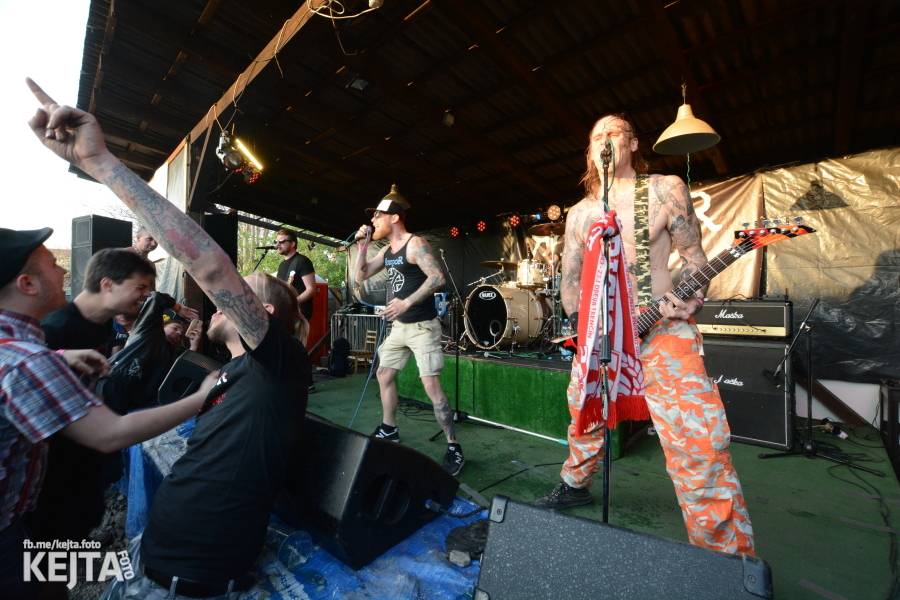 Punkový Číro Fest: Přehlídka barevných vlasů pokračovala i druhý den. Hráli Plexis nebo S-T-K