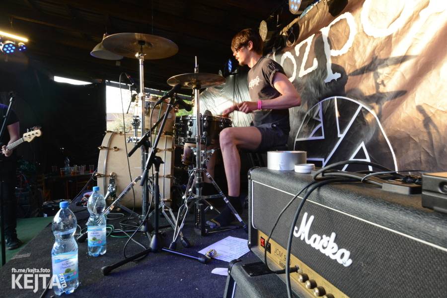 Punkový Číro Fest: Přehlídka barevných vlasů pokračovala i druhý den. Hráli Plexis nebo S-T-K