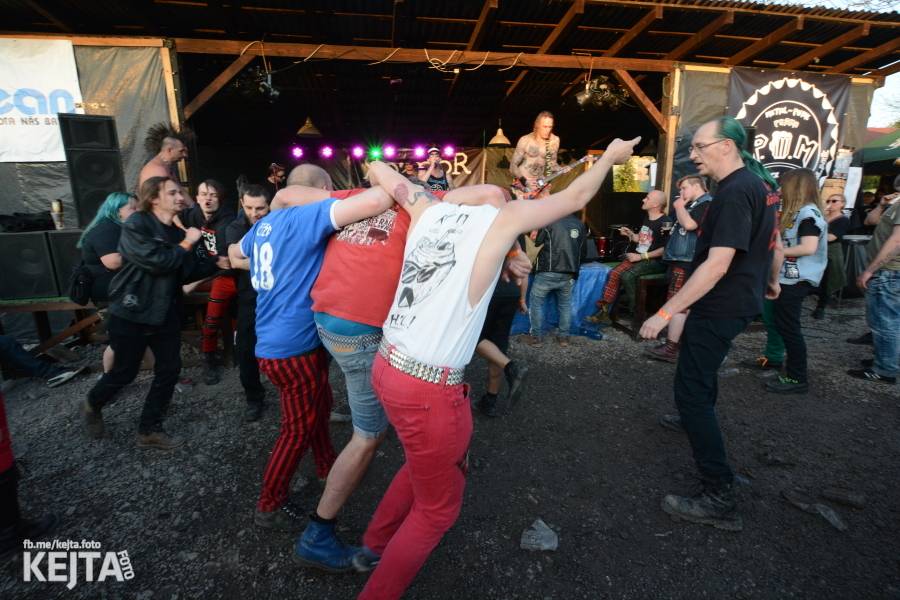 Punkový Číro Fest: Přehlídka barevných vlasů pokračovala i druhý den. Hráli Plexis nebo S-T-K