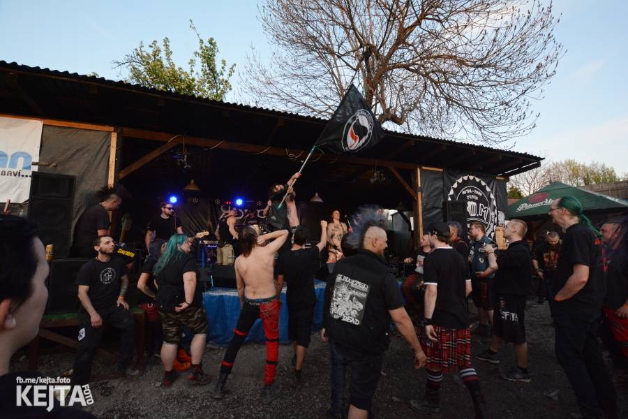 Punkový Číro Fest: Přehlídka barevných vlasů pokračovala i druhý den. Hráli Plexis nebo S-T-K