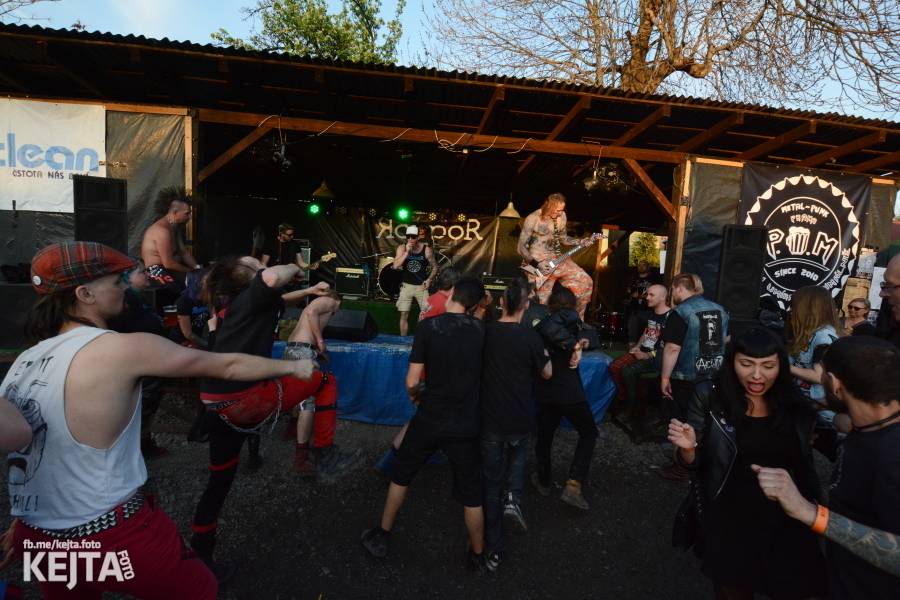 Punkový Číro Fest: Přehlídka barevných vlasů pokračovala i druhý den. Hráli Plexis nebo S-T-K