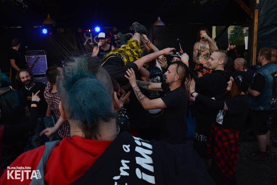 Punkový Číro Fest: Přehlídka barevných vlasů pokračovala i druhý den. Hráli Plexis nebo S-T-K