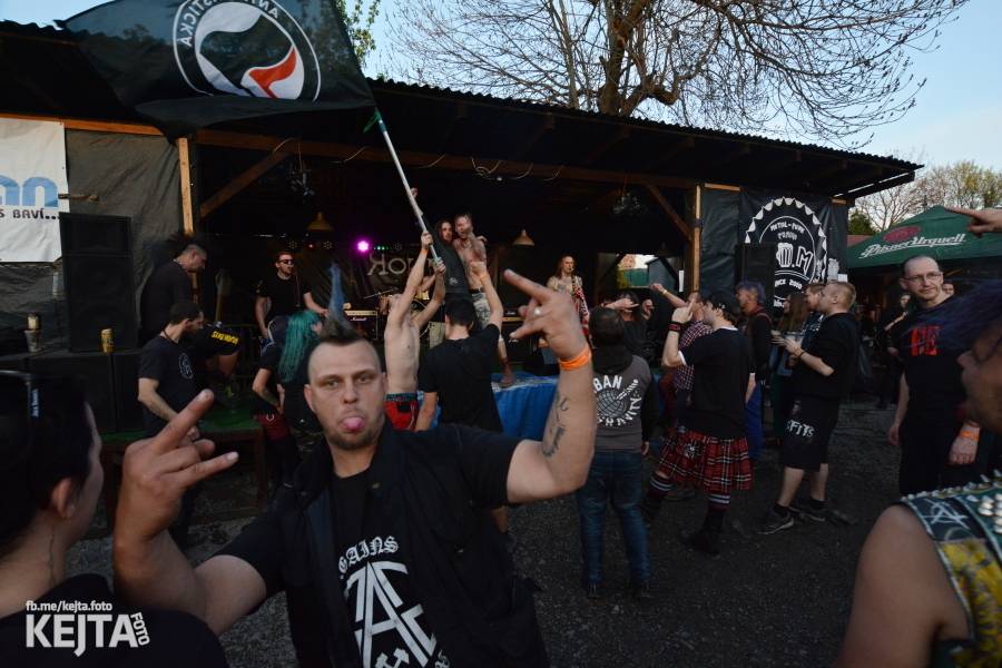 Punkový Číro Fest: Přehlídka barevných vlasů pokračovala i druhý den. Hráli Plexis nebo S-T-K