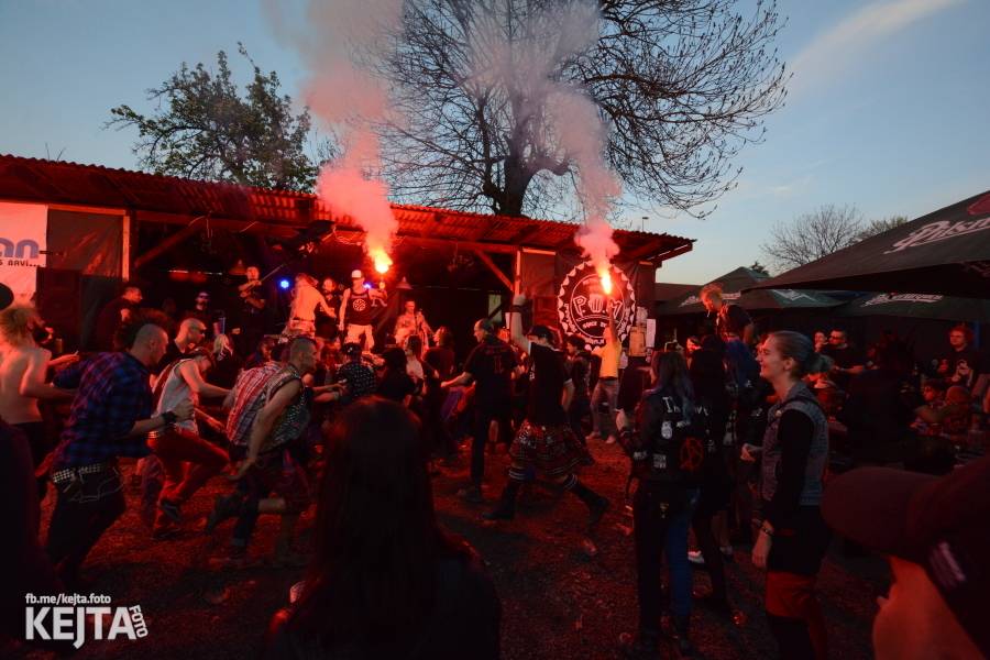 Punkový Číro Fest: Přehlídka barevných vlasů pokračovala i druhý den. Hráli Plexis nebo S-T-K