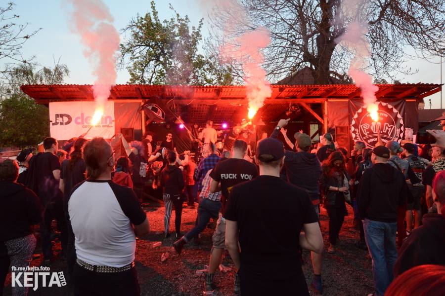 Punkový Číro Fest: Přehlídka barevných vlasů pokračovala i druhý den. Hráli Plexis nebo S-T-K