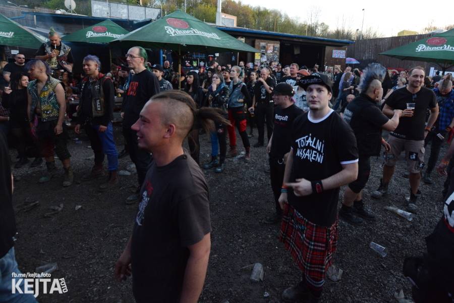 Punkový Číro Fest: Přehlídka barevných vlasů pokračovala i druhý den. Hráli Plexis nebo S-T-K