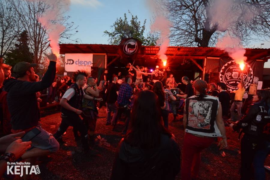 Punkový Číro Fest: Přehlídka barevných vlasů pokračovala i druhý den. Hráli Plexis nebo S-T-K