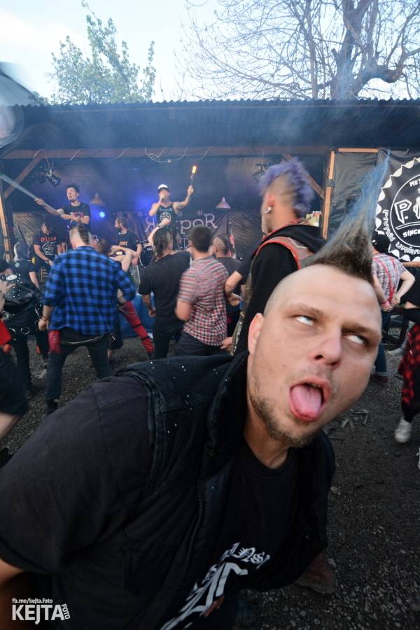 Punkový Číro Fest: Přehlídka barevných vlasů pokračovala i druhý den. Hráli Plexis nebo S-T-K