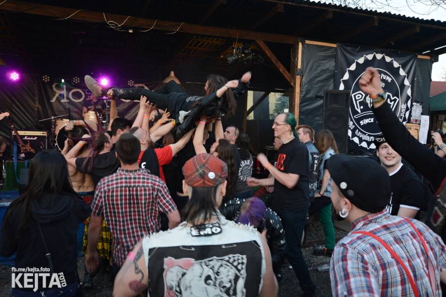 Punkový Číro Fest: Přehlídka barevných vlasů pokračovala i druhý den. Hráli Plexis nebo S-T-K