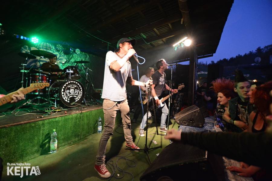 Punkový Číro Fest: Přehlídka barevných vlasů pokračovala i druhý den. Hráli Plexis nebo S-T-K