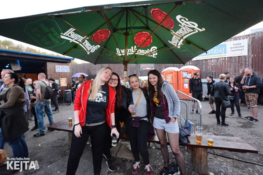 Punkový Číro Fest: Přehlídka barevných vlasů pokračovala i druhý den. Hráli Plexis nebo S-T-K