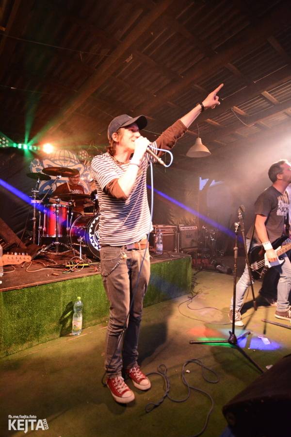 Punkový Číro Fest: Přehlídka barevných vlasů pokračovala i druhý den. Hráli Plexis nebo S-T-K