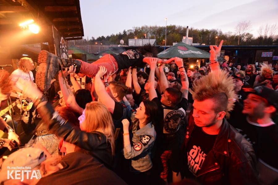 Punkový Číro Fest: Přehlídka barevných vlasů pokračovala i druhý den. Hráli Plexis nebo S-T-K