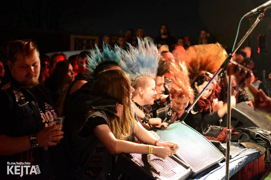 Punkový Číro Fest: Přehlídka barevných vlasů pokračovala i druhý den. Hráli Plexis nebo S-T-K