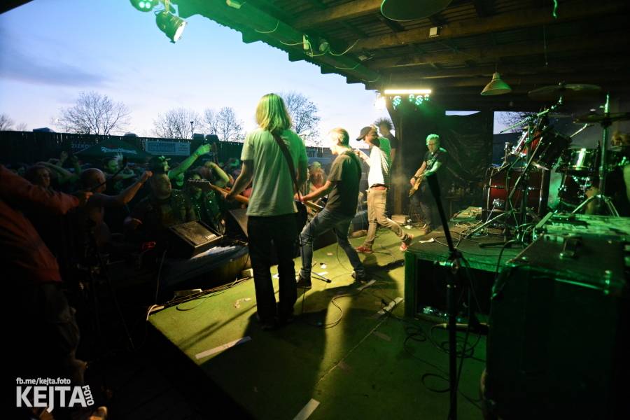 Punkový Číro Fest: Přehlídka barevných vlasů pokračovala i druhý den. Hráli Plexis nebo S-T-K