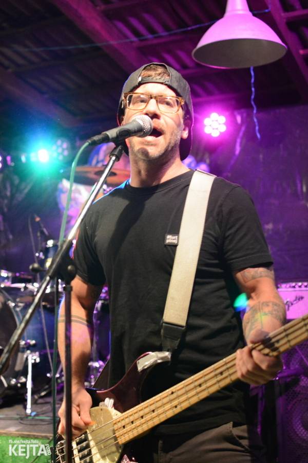 Punkový Číro Fest: Přehlídka barevných vlasů pokračovala i druhý den. Hráli Plexis nebo S-T-K