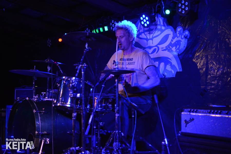 Punkový Číro Fest: Přehlídka barevných vlasů pokračovala i druhý den. Hráli Plexis nebo S-T-K