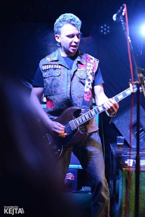 Punkový Číro Fest: Přehlídka barevných vlasů pokračovala i druhý den. Hráli Plexis nebo S-T-K