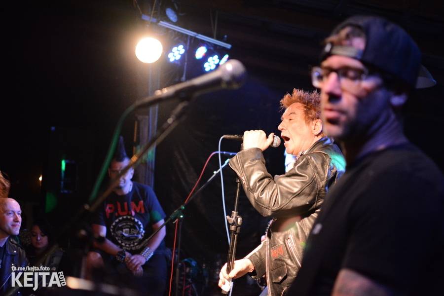 Punkový Číro Fest: Přehlídka barevných vlasů pokračovala i druhý den. Hráli Plexis nebo S-T-K