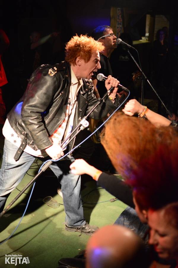 Punkový Číro Fest: Přehlídka barevných vlasů pokračovala i druhý den. Hráli Plexis nebo S-T-K