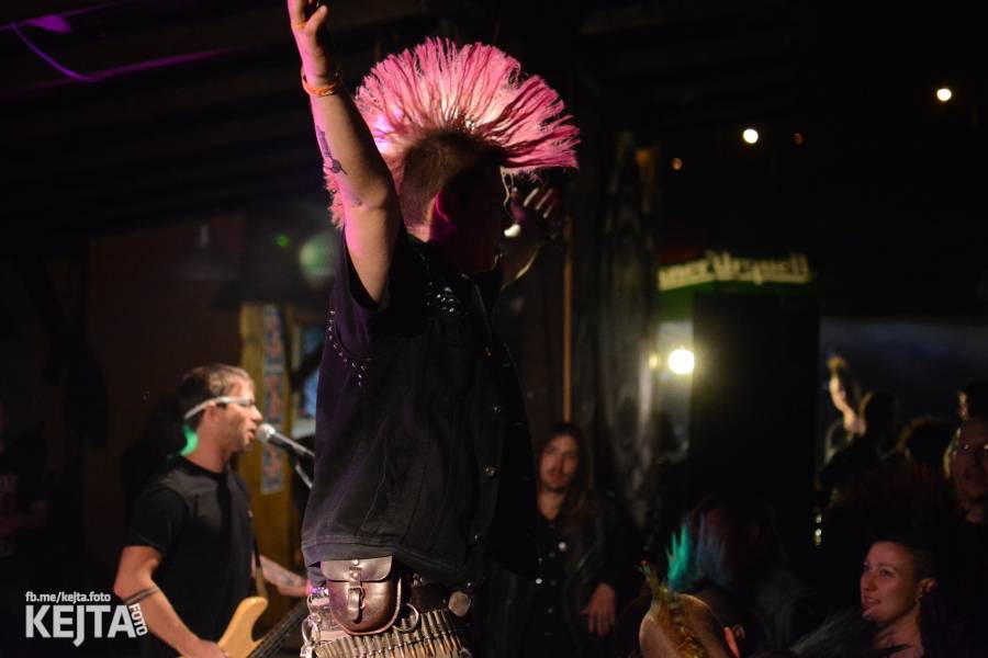 Punkový Číro Fest: Přehlídka barevných vlasů pokračovala i druhý den. Hráli Plexis nebo S-T-K
