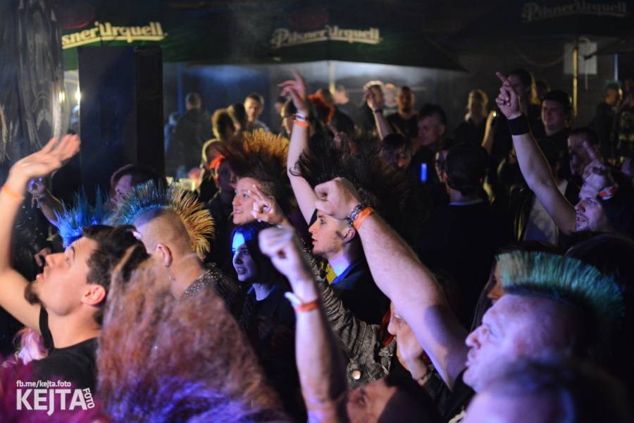 Punkový Číro Fest: Přehlídka barevných vlasů pokračovala i druhý den. Hráli Plexis nebo S-T-K