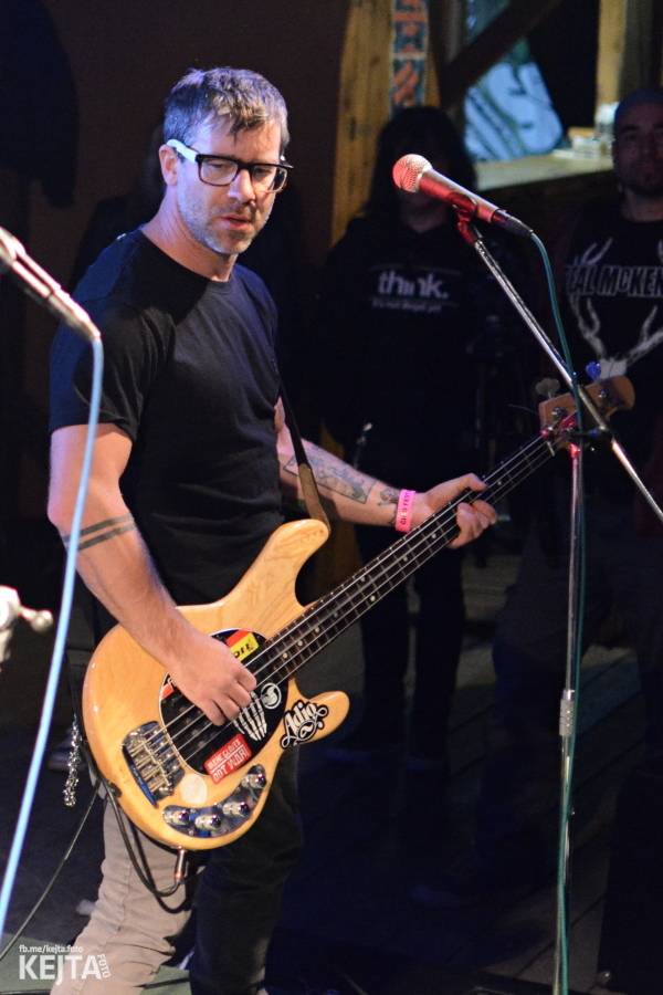 Punkový Číro Fest: Přehlídka barevných vlasů pokračovala i druhý den. Hráli Plexis nebo S-T-K