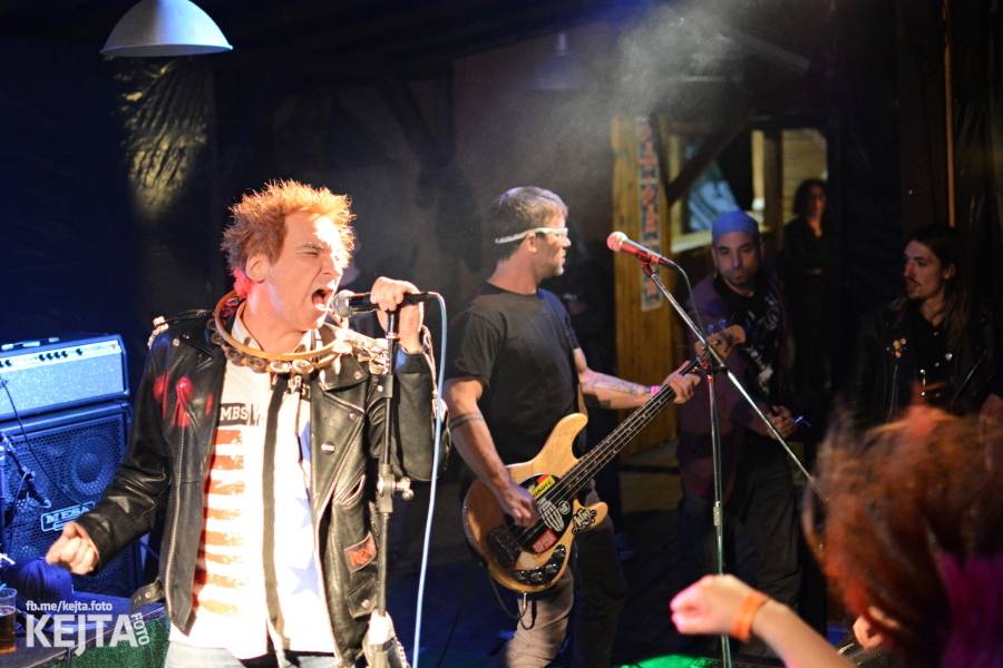 Punkový Číro Fest: Přehlídka barevných vlasů pokračovala i druhý den. Hráli Plexis nebo S-T-K