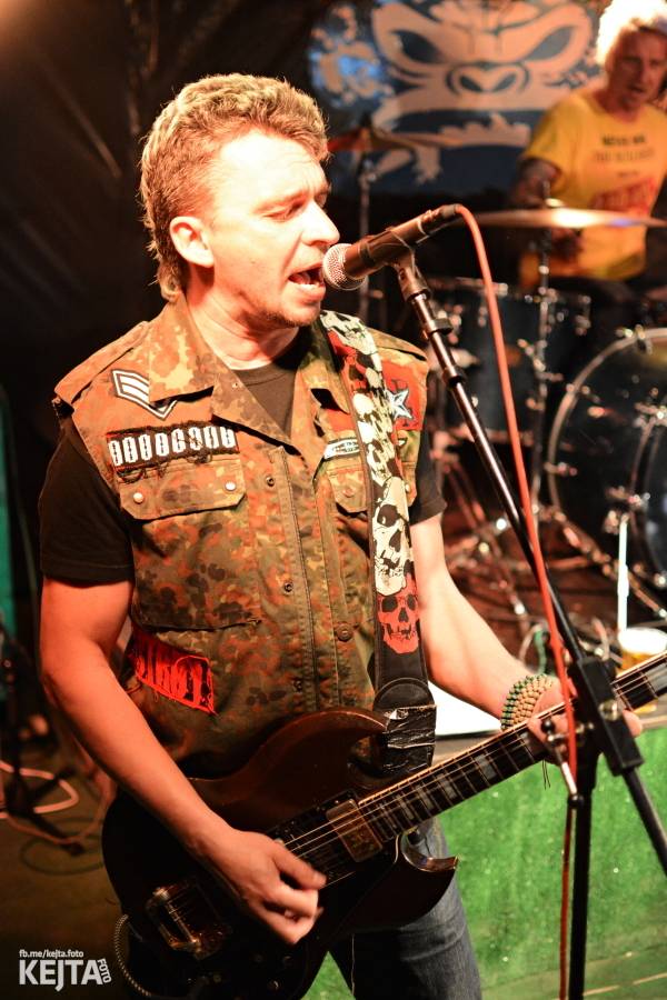 Punkový Číro Fest: Přehlídka barevných vlasů pokračovala i druhý den. Hráli Plexis nebo S-T-K