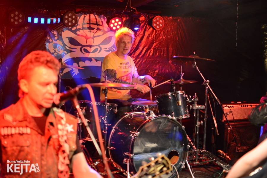 Punkový Číro Fest: Přehlídka barevných vlasů pokračovala i druhý den. Hráli Plexis nebo S-T-K