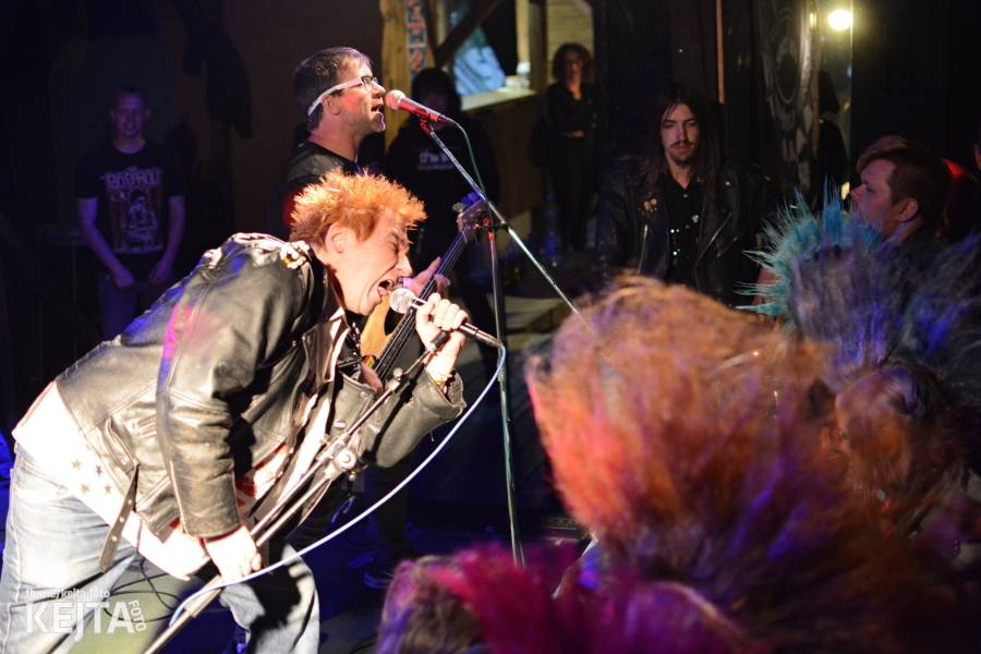 Punkový Číro Fest: Přehlídka barevných vlasů pokračovala i druhý den. Hráli Plexis nebo S-T-K